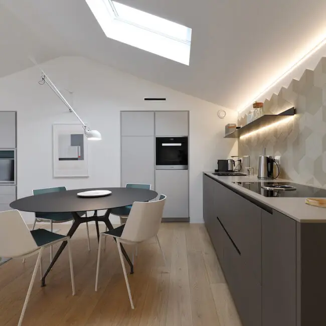 Cucina contemporanea con isola e zona pranzo nella casa al mare in Liguria