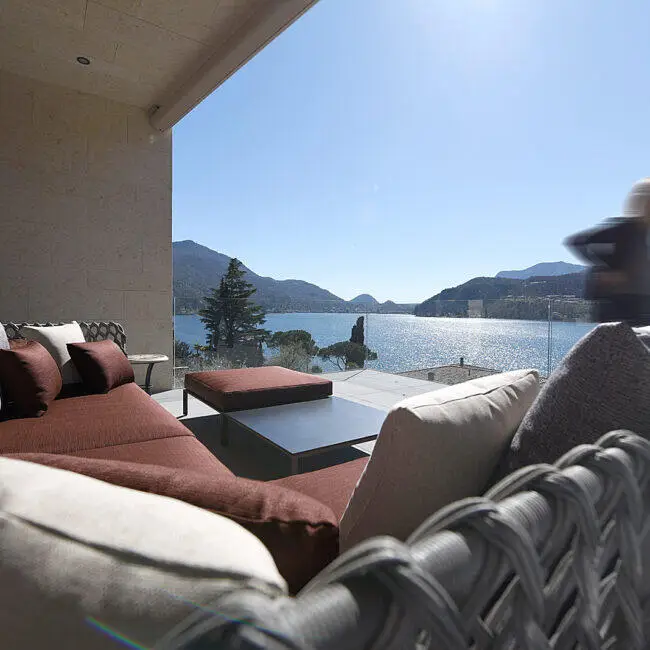 Terrazza arredata di un attico sul lago di Lugano