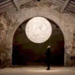 Installazione luminosa Davide Groppi in ambiente architettonico