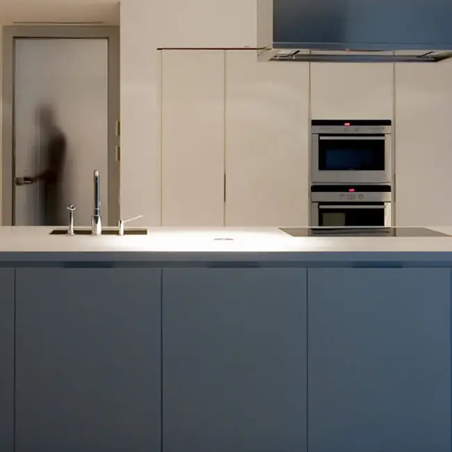 Cucina Poliform con isola nell’appartamento vista lago a Lugano