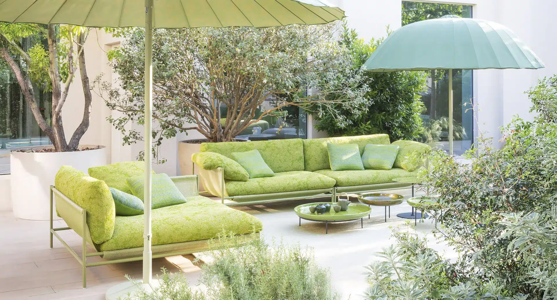 Divani outdoor Paola Lenti verdi in giardino
