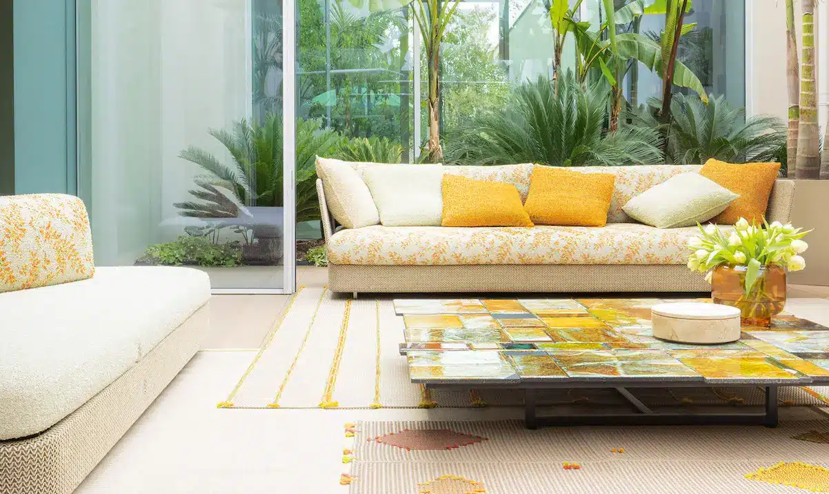 Divano outdoor Paola Lenti con cuscini colorati