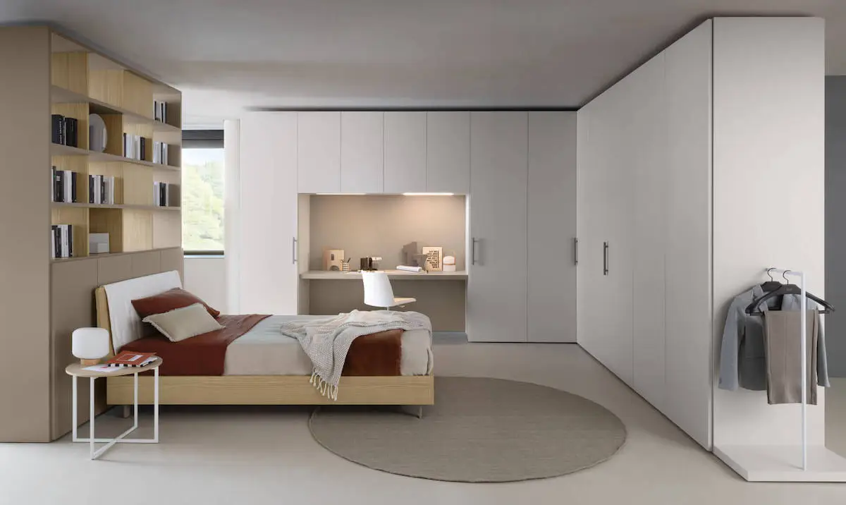 Camera Zalf con letto, armadiatura angolare e zona studio