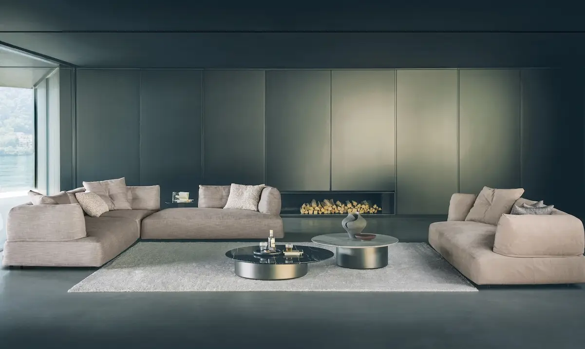Living contemporaneo con divani modulari e tavolini