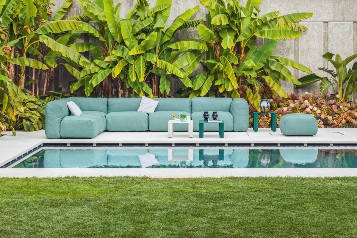 Divano modulare outdoor Midj a bordo piscina