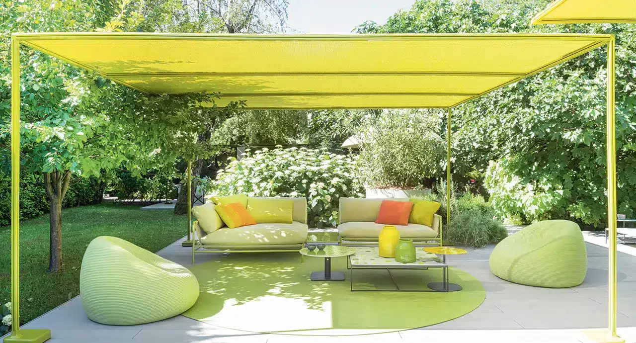 Arredi outdoor Paola Lenti sotto pergola in giardino