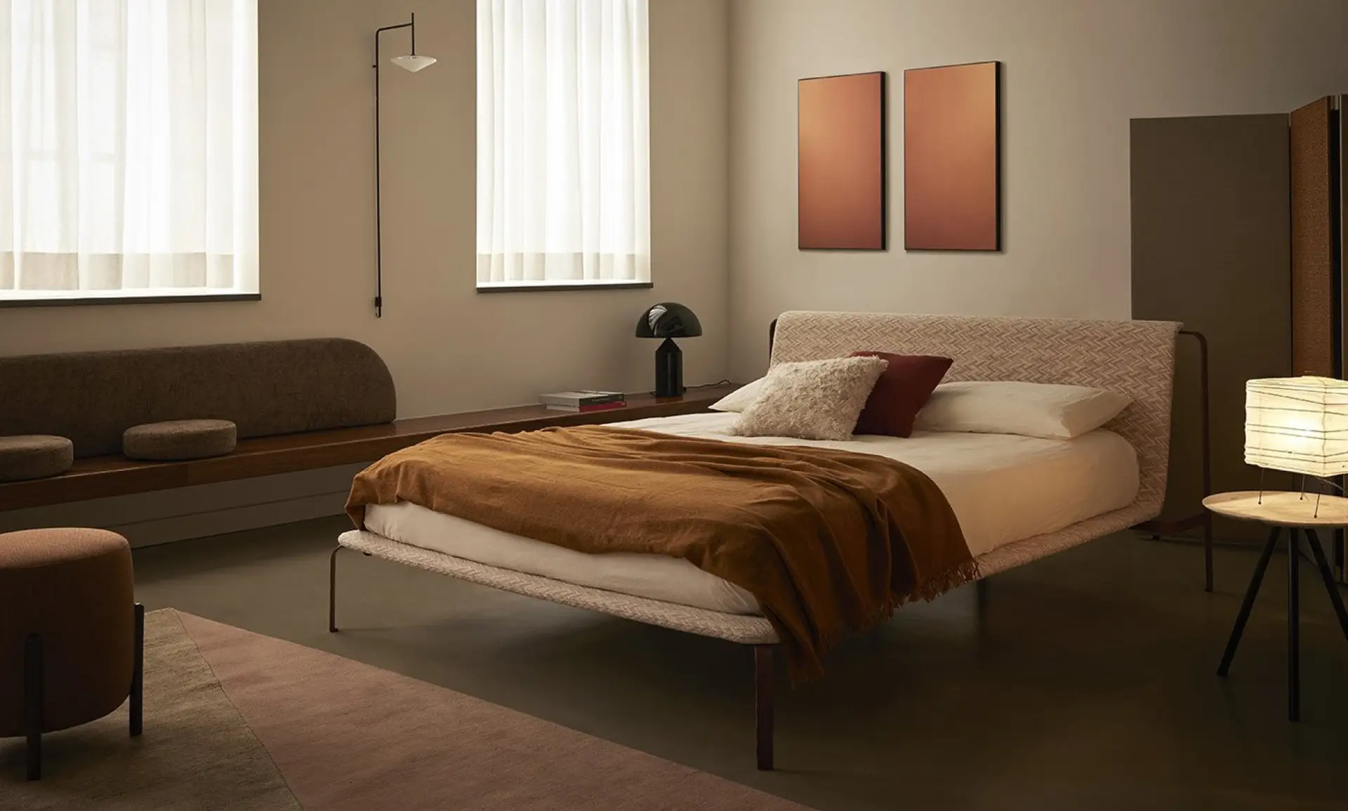 Letto Bend-e Bolzan con testiera tessile in camera da letto