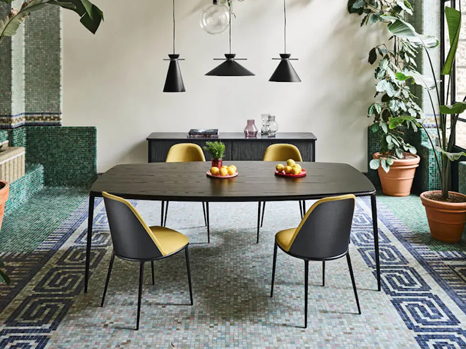 Tavolo Midj con sedie Lea per sala da pranzo