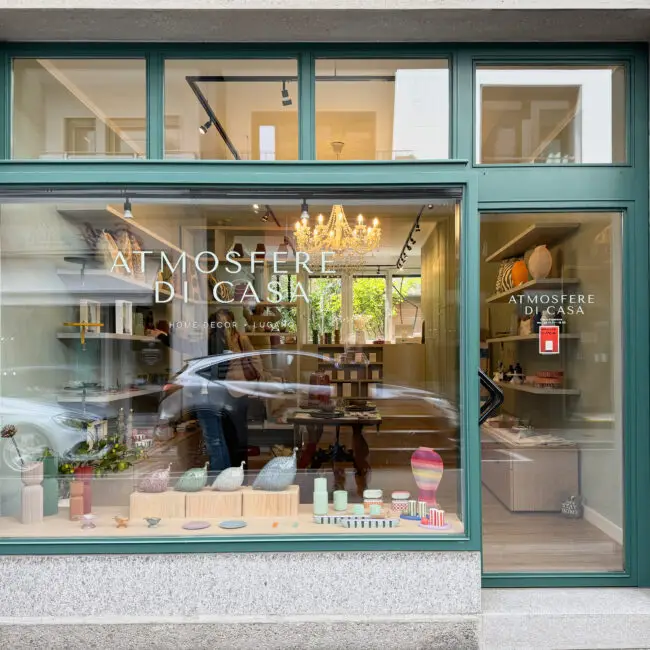 Negozio elegante con decorazioni moderne.