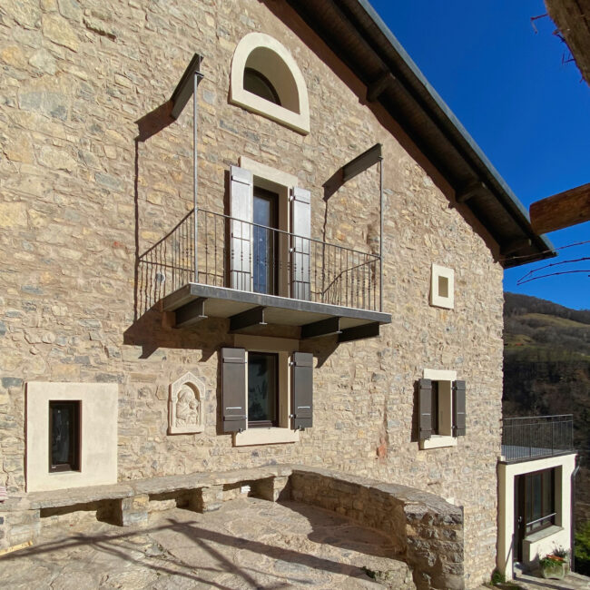 Casa in pietra con balcone