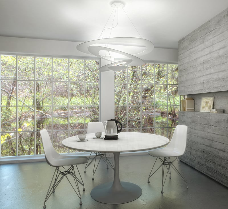 Lampada a sospensione sopra un tavolo da pranzo Pirce di Artemide.
