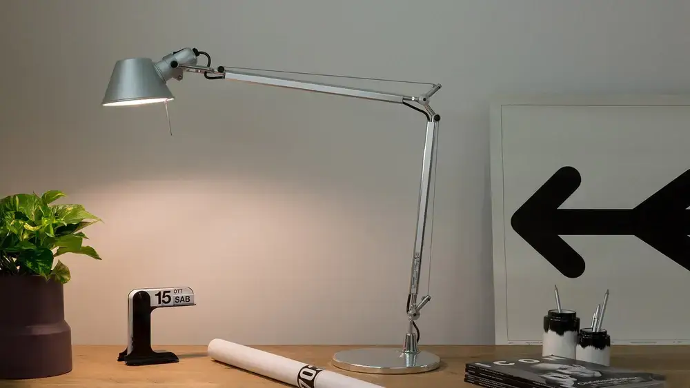 Lampada da tavolo Tolomeo Artemide con braccio orientabile