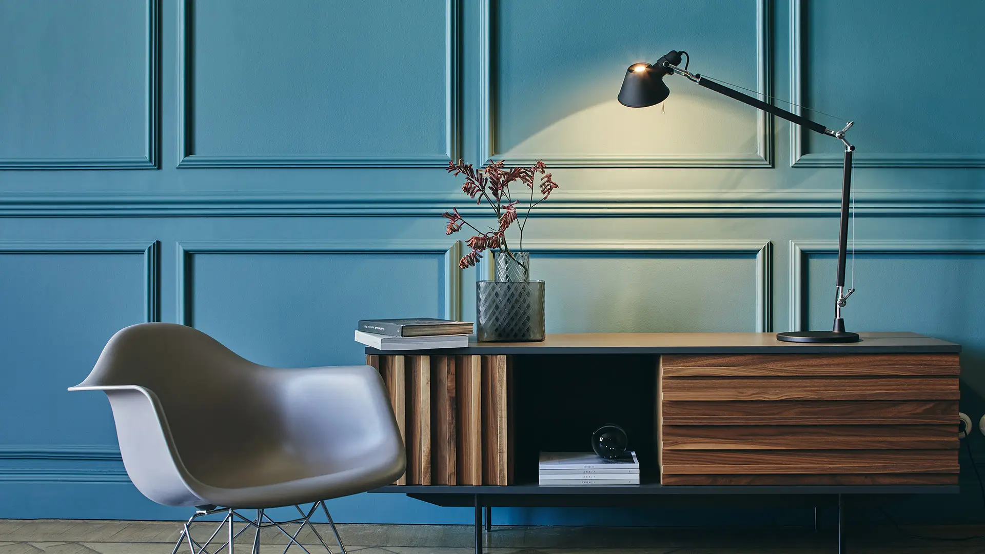 Lampada Artemide Tolomeo Tavolo in ambiente contemporaneo
