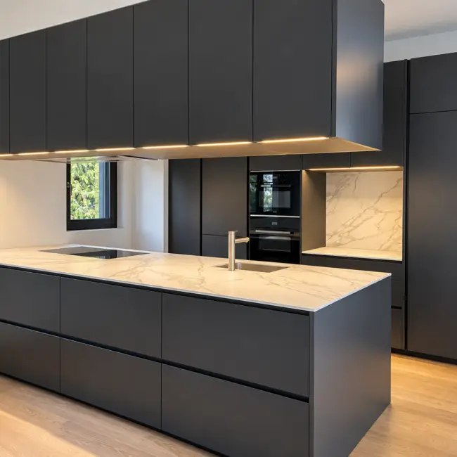 Cucina Poliform su misura con isola e pensili sospesi in un attico a Lugano
