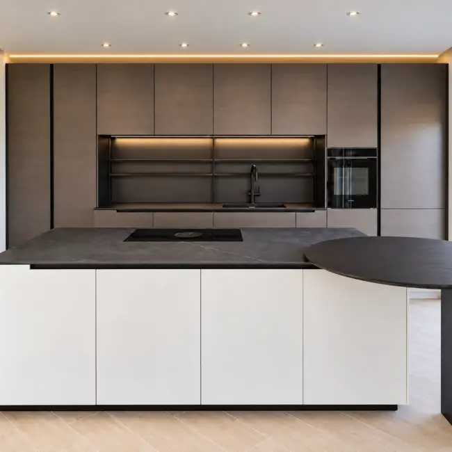 Cucina Poliform Phoenix con isola e piano cottura BORA in casa unifamiliare a Rancate