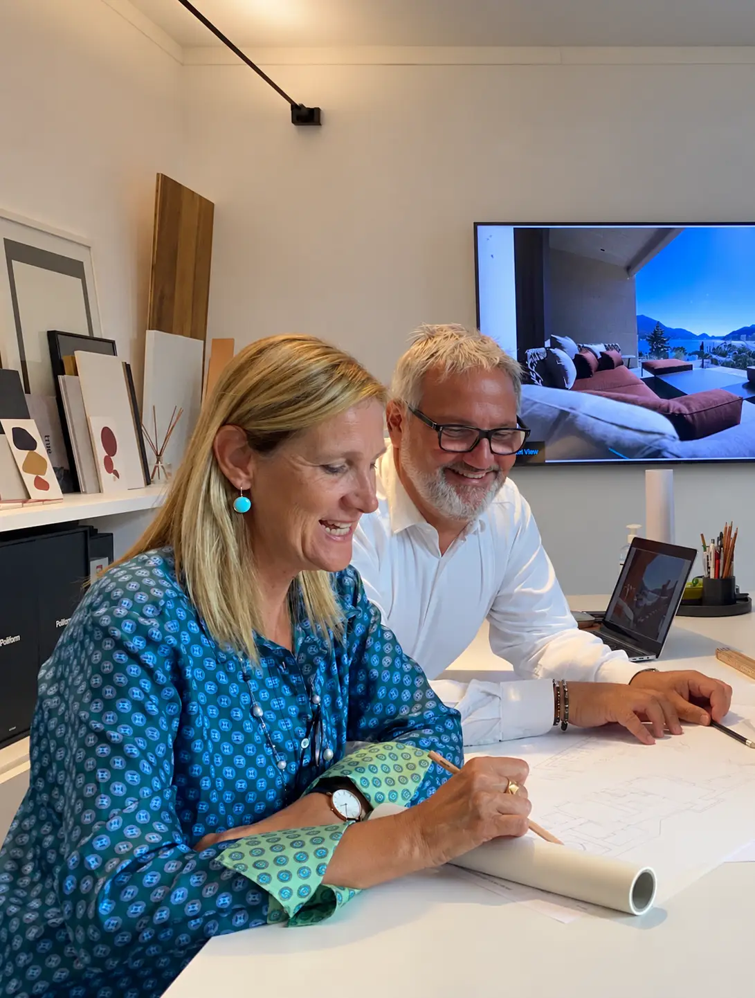 Giancarlo e Bruna esaminano una pianta nello showroom Lacasa a Mendrisio