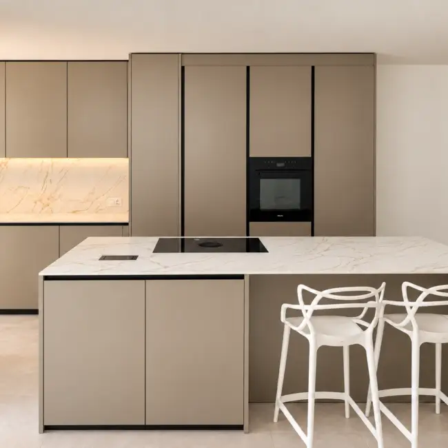 Vista frontale cucina Poliform Artex con isola e top Calacatta a Sorengo Lugano